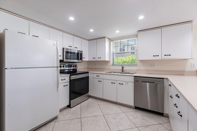 Building Photo - 6670 Ilex Cir