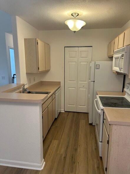 Building Photo - 897 Fording Island Rd