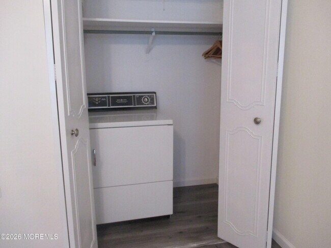 Building Photo - 363B Chesterfield Ct