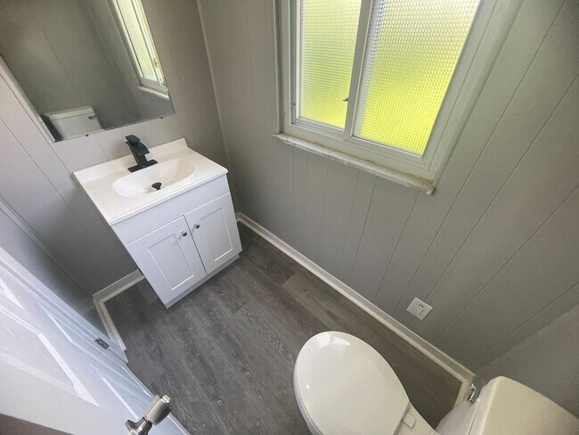 Building Photo - Charming 2-Bedroom, 1.5-Bath Home for Rent...