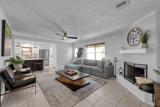 Building Photo - 28926 Twisted Oak Dr
