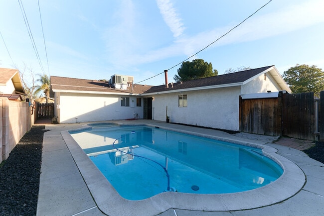 Building Photo - Modern 3 Bedroom Pool Home in Hemet