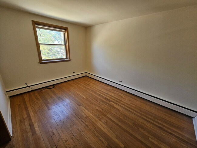 Building Photo - Charming Two Bedroom / 1.5 Bath