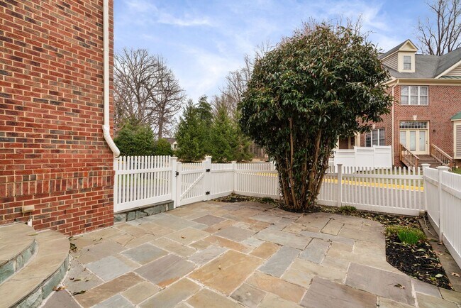 Building Photo - Stunning 4 level detached home close to the Mosaic District in Fairfax!