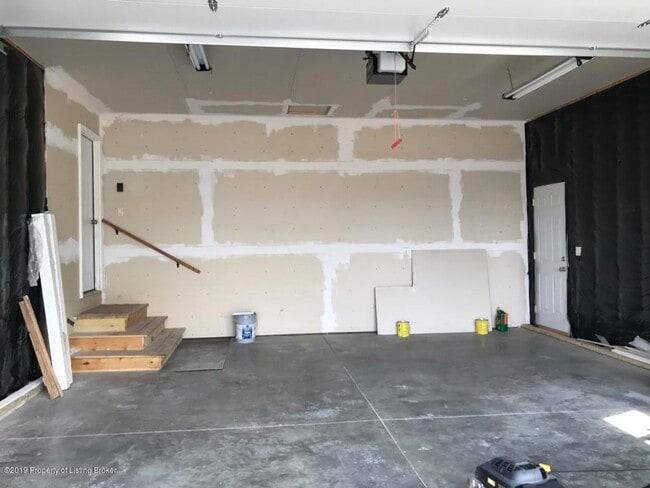 Building Photo - Newer, Spacious House for Rent in Dickinson