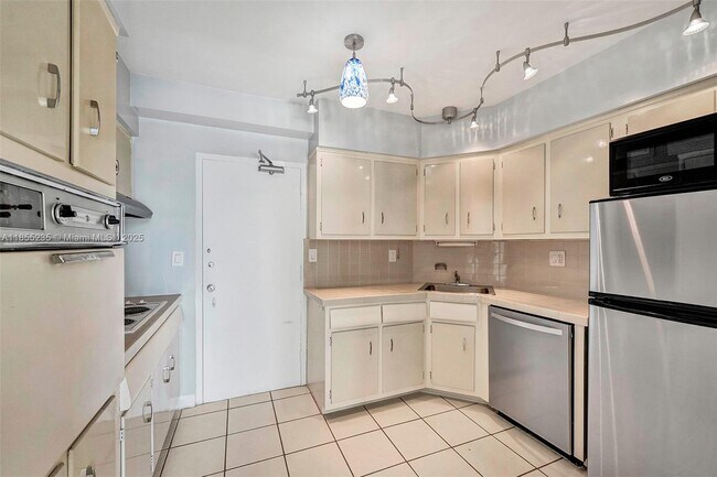 Building Photo - 1430 Brickell Bay Dr
