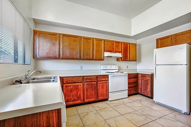 Building Photo - Light-Filled 2-Bed Tucson Rental w/ Vaulte...