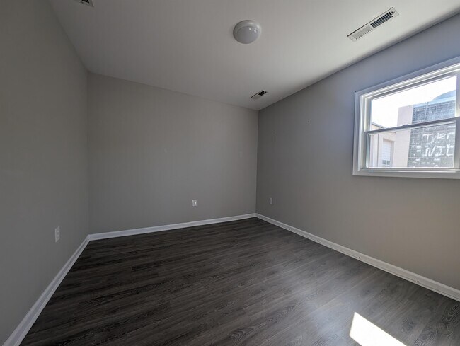 Building Photo - 610 S Market St