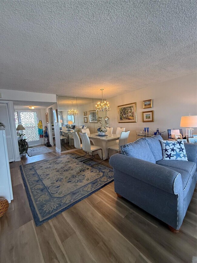 Building Photo - 1523 E Hillsboro Blvd