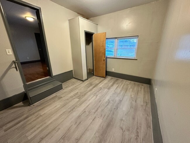 Building Photo - Move -in Special: Charming 3-Bedroom, 1-Ba...