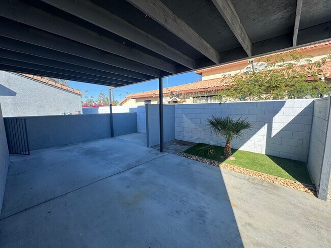 Building Photo - COMING SOON!!! Lovely 3 Bedroom / 2 Bath Apartment in Cathedral City!