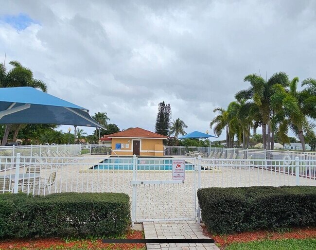 Building Photo - 9165 Beverly Ct
