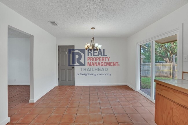 Building Photo - Inviting Home with Pool in Established Cleburne Neighborhood