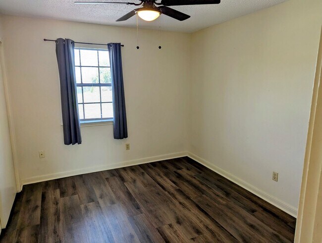 Building Photo - $500 OFF your 1st Month Rent!