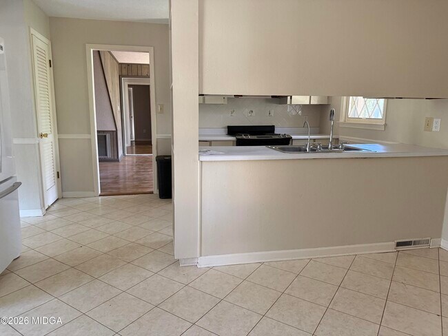 Building Photo - 803 Captain Kell Dr