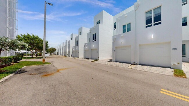 Building Photo - 10255 NW 63rd Terrace