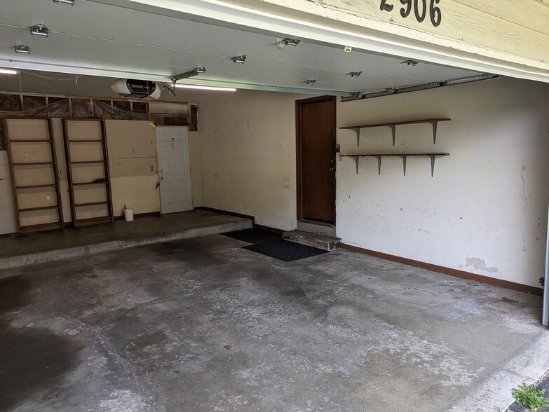 Garage - 2906 Southbridge Rd