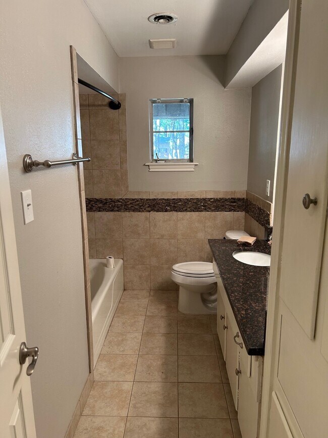 Building Photo - 1702 Maux Dr