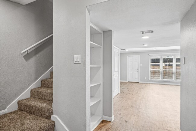 Building Photo - $599 first month's rent!