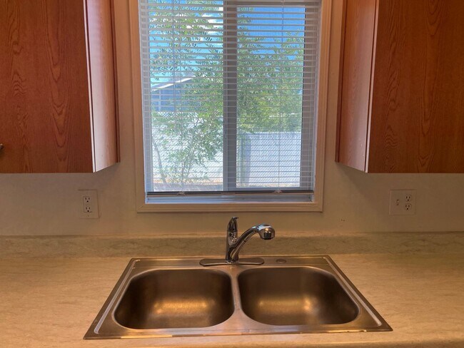 Building Photo - 639 SE Evergreen Ave