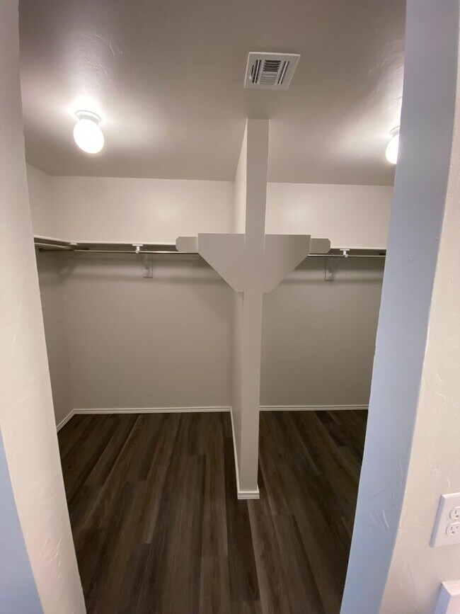 Building Photo - Now Pre-Leasing! Comfortable & Stylish 3-Bed, 2 Bath Home in Yukon
