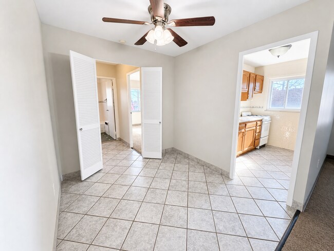 Interior Photo - SAVOY APTS -- 058