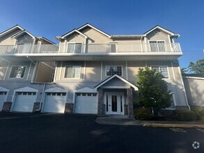 Building Photo - 3 Bed, 2 bath 3rd floor Condo w/garage in ...