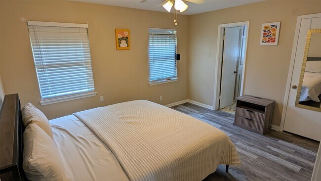 Building Photo - 10227 Gulf Meadows Dr