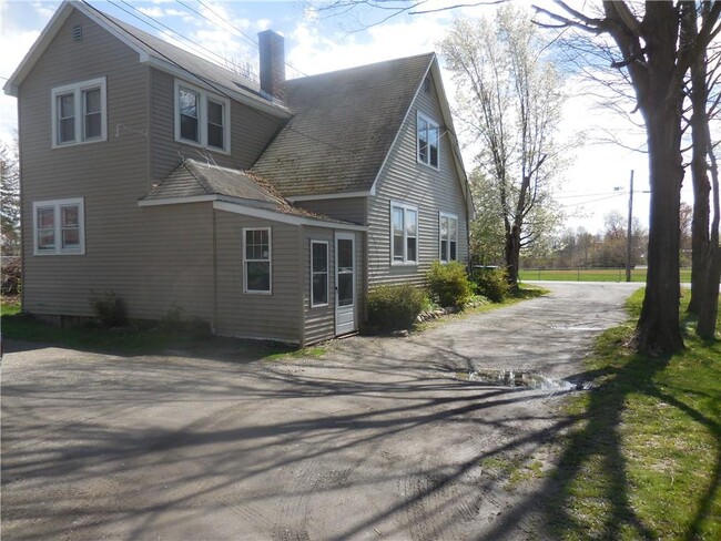Building Photo - 10 Edmunds Ln