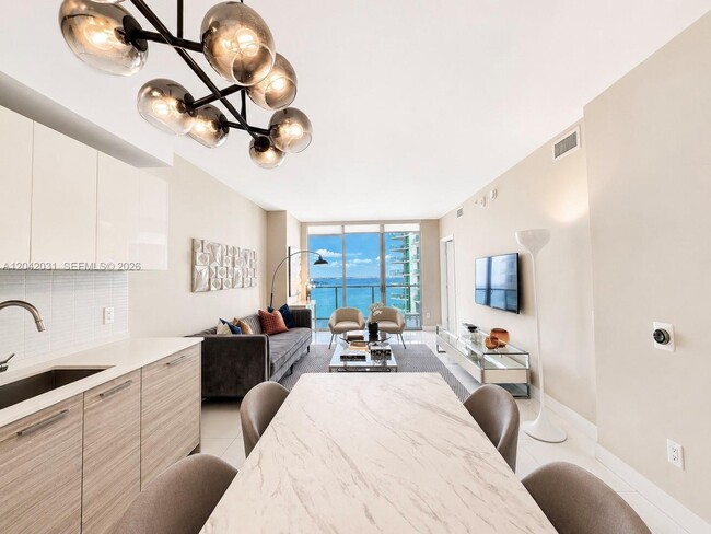Building Photo - 1300 Brickell Bay Dr