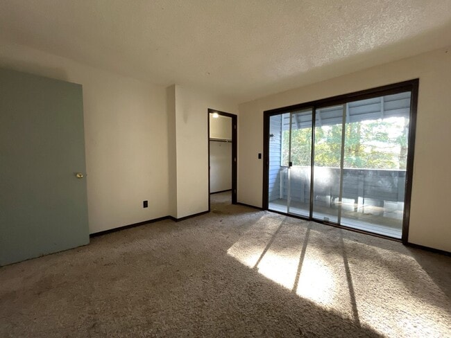 Building Photo - Cozy Portland Home with Spacious Living Room & Fenced Backyard