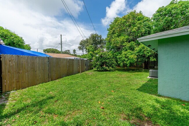 Building Photo - 2831 N Seacrest Blvd