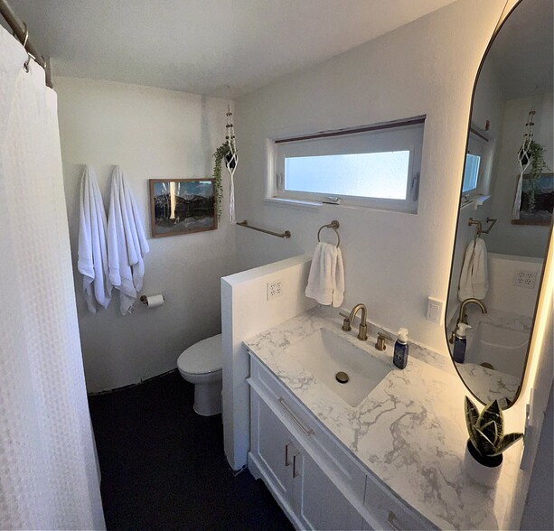 Master bathroom with shower and jetted bath tub - 920 Oak St