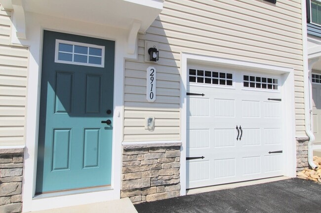 Building Photo - Never-Lived-In Luxury: Modern 3-Level Living + Garage in Orchard Ridge