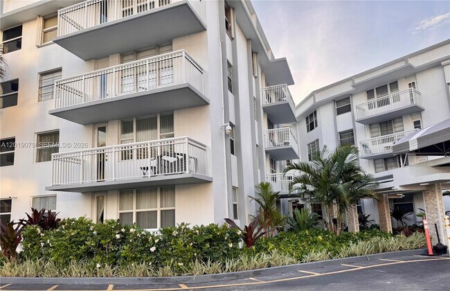 Building Photo - 1913 S Ocean Dr