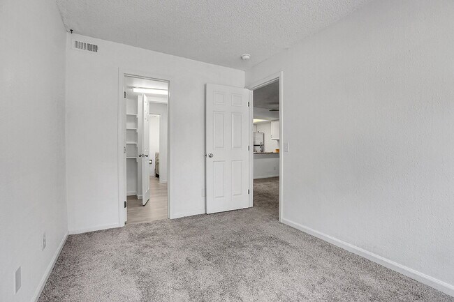 Building Photo - $1,195.95, 1-bed, 1-bath floor-level condo located in Aurora.