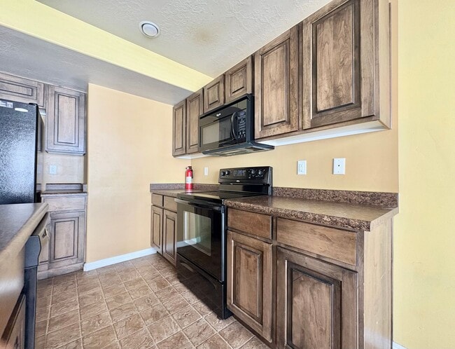 Building Photo - Modern 2 Bed Townhome | Garage, Views & Easy I-15 Access!