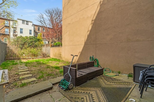 Building Photo - 214 6th St