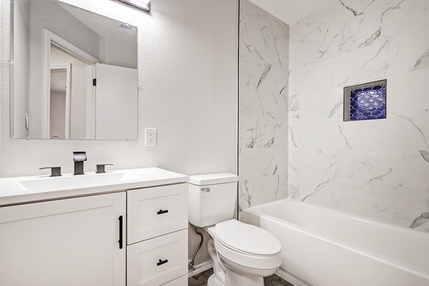 2nd Bathroom - 7817 Louisiana Blvd NE