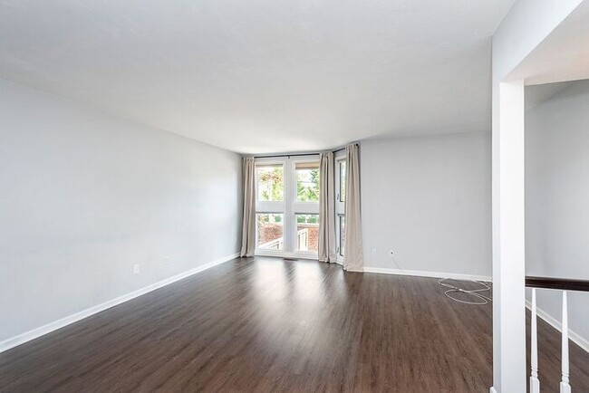 Building Photo - Spacious Updated 2 Bedroom Townhome in Bea...