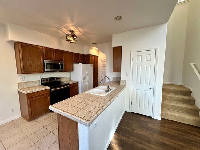 Building Photo - Spacious 2 Story Townhouse Available NOW!