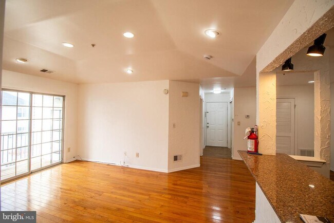 Building Photo - 1337 Waterford Dr