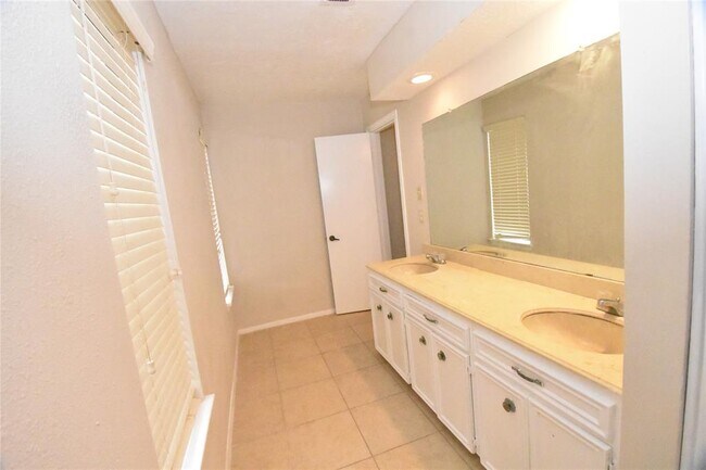 Building Photo - 2339 Walnut Ridge Dr