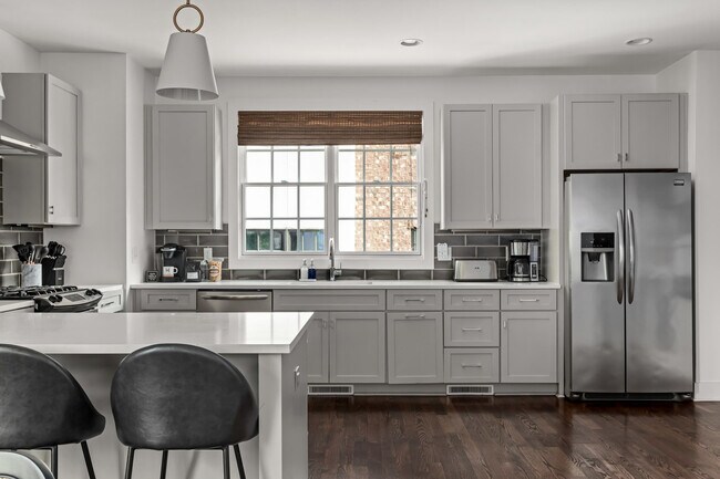 Building Photo - 1015D 12th Ave S