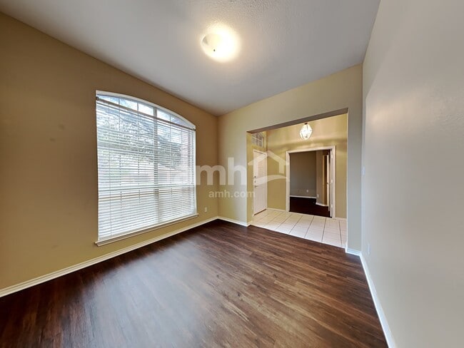 Building Photo - 210 Sparrow Hawk Dr