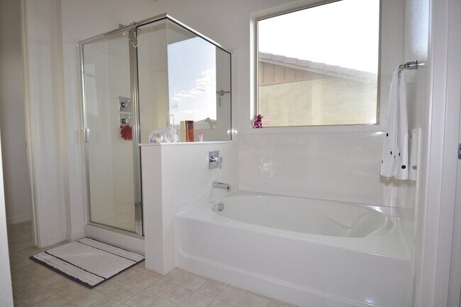 Building Photo - Stunning 5bed/3bath 2771 sq/ft Gilbert Home!