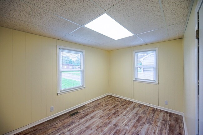 Building Photo - 2232 E Riverside Dr