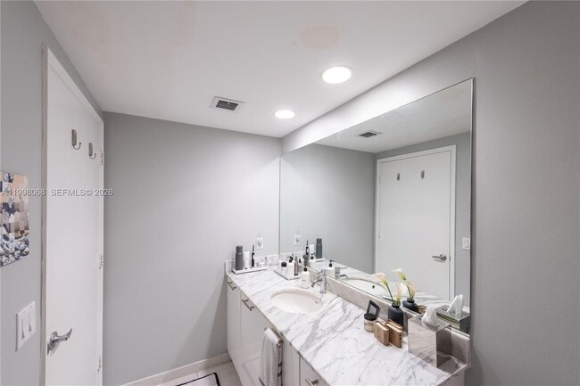 Building Photo - 950 Brickell Bay Dr