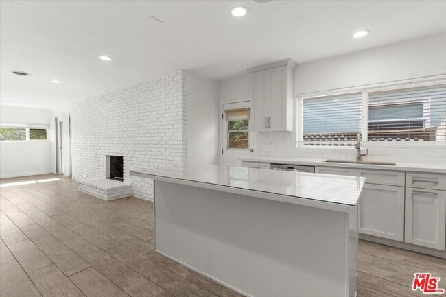 Building Photo - 262 MacDonald St