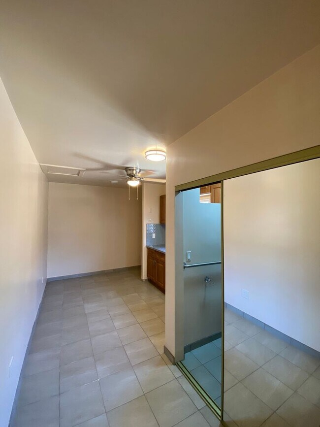 Building Photo - M120